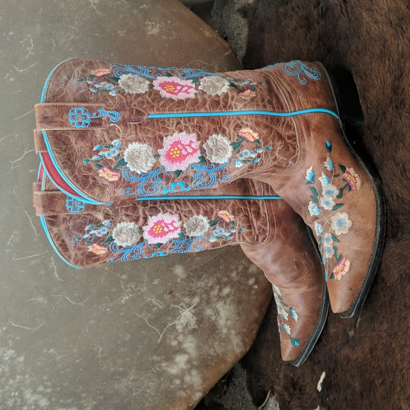 Macie Bean Shoes Macie Bean Rose Garden Distressed Leather Floral